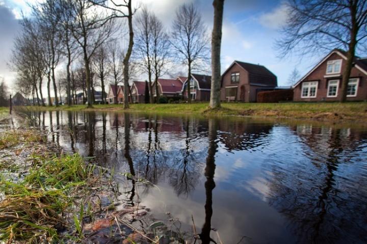 Foto van huizenrij aan het water